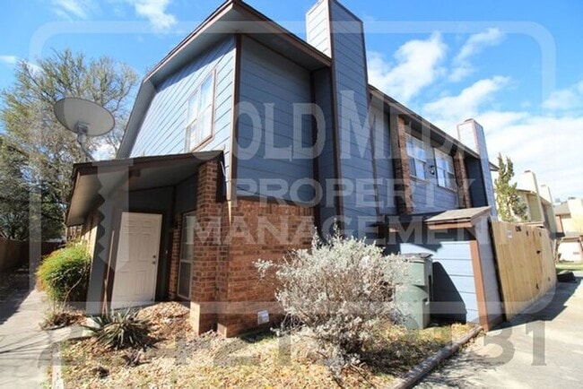 Building Photo - A charming 2-bedroom, 1.5-bathroom townhome now available for rent!