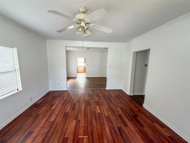 Building Photo - 114 E Hull St