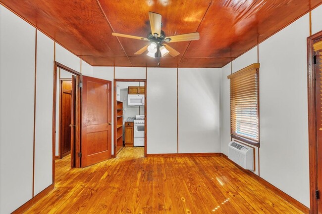 Building Photo - 1 bedroom off of Ferguson