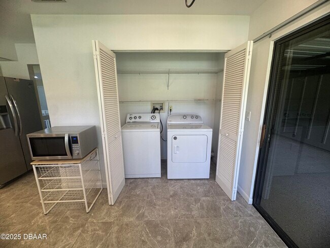 Building Photo - 1917 Goldenrod Way