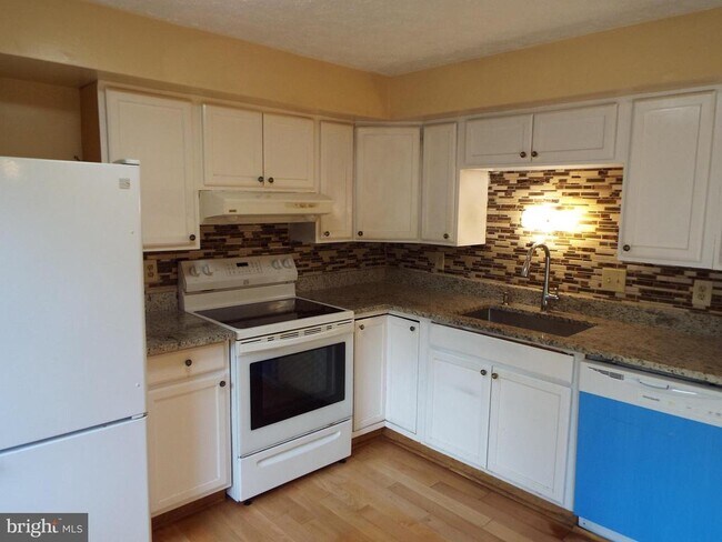 Building Photo - 3656 Woodhaven Ct
