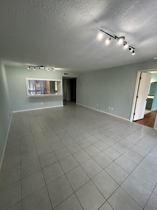 Building Photo - 1585 NE Beacon Dr