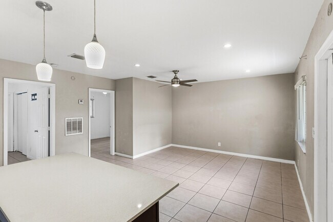 Building Photo - 709 SW 13th Ave