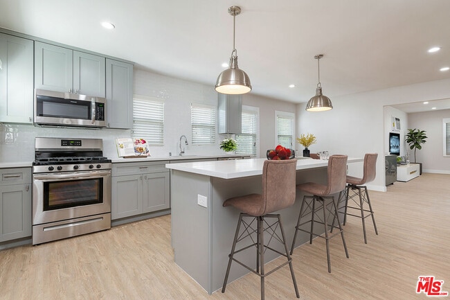 Building Photo - 2920 Alsace Ave