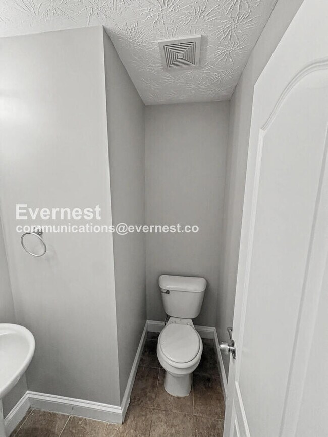 Building Photo - Limited Time Special Offer / 5 Bed, 4 Bath Home with Garage / Pet-Friendly / Vouchers Accepted / ...