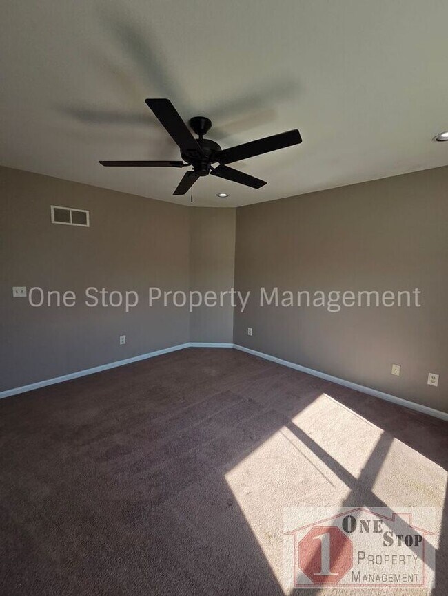 Building Photo - Spacious 3 bedroom/ 2.5 bath with a finished basement!!