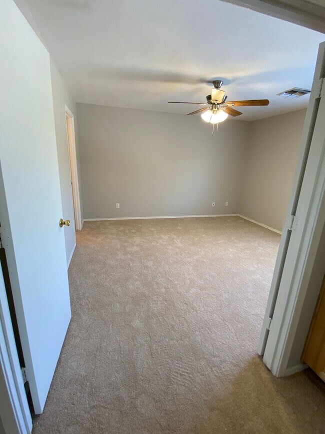 Building Photo - 4 Bedroom, 3 bath, two story with loft in ...