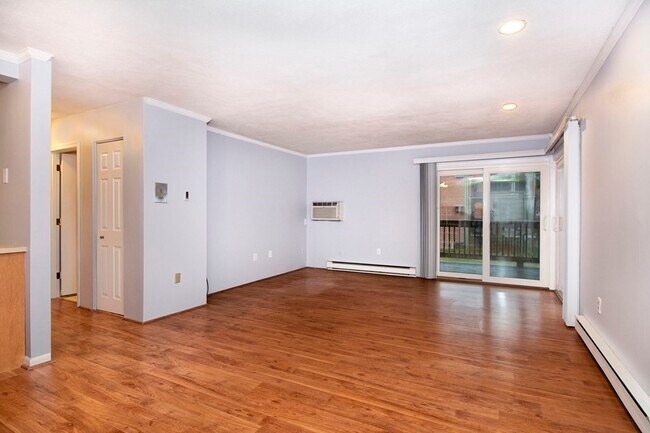 Building Photo - 980 Plain St