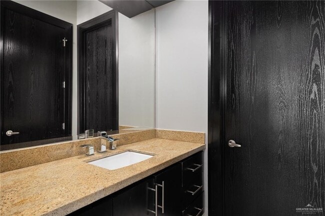 Building Photo - 305 N Mockingbird Ave
