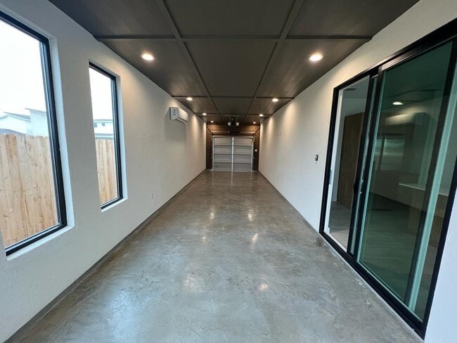 Building Photo - 202 Deer Path Lp