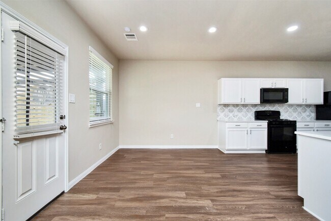 Building Photo - 18638 Lansdowne Stream Path