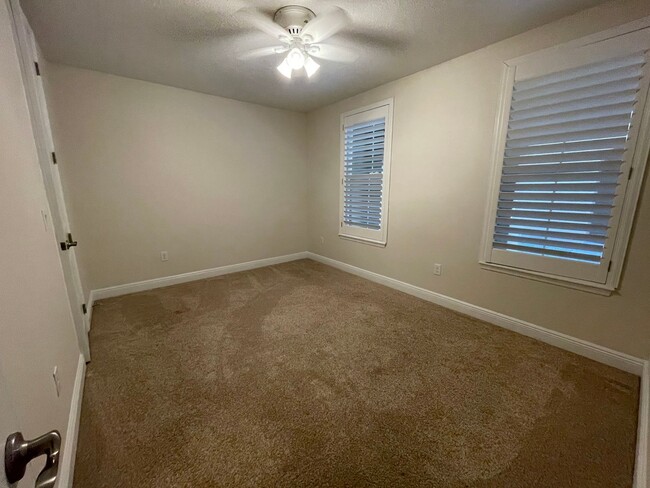 Building Photo - Large 3 Bed 3.5 Bath 2 Car Garage Townhous...