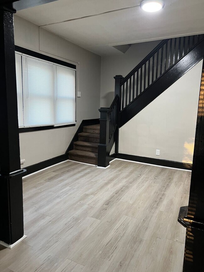 Building Photo - 1247 W Lee St