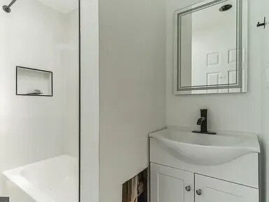 Building Photo - 5524 Matthews St