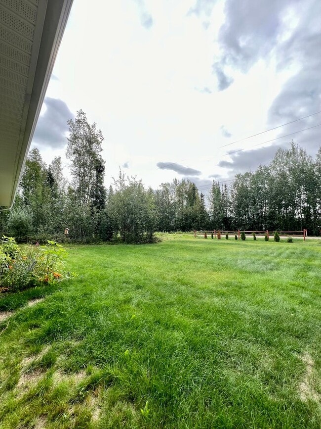 Building Photo - 3-Bedroom Home in North Pole / 2 Car Garag...
