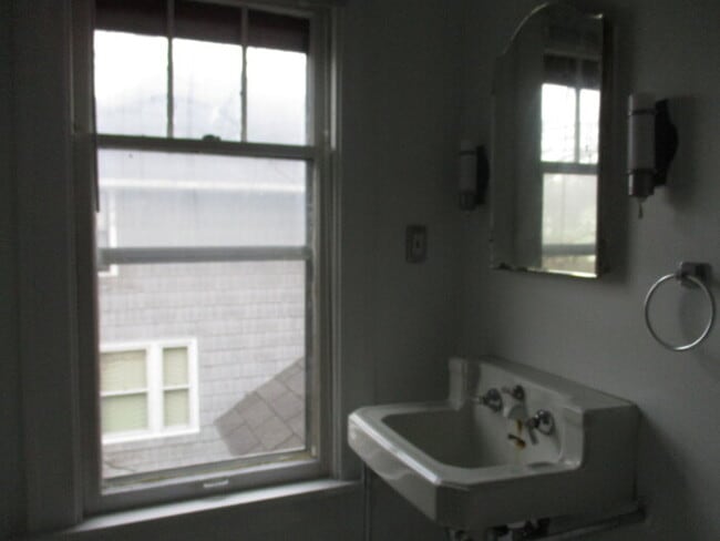 Building Photo - 4 Bedroom, 2 Bath house.