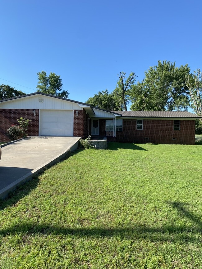 Primary Photo - 625 Country Club Rd