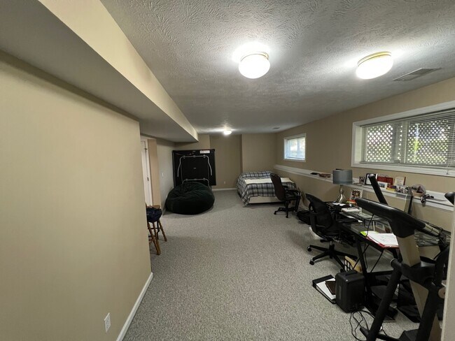 Building Photo - 2596 Lenwood Ln NE