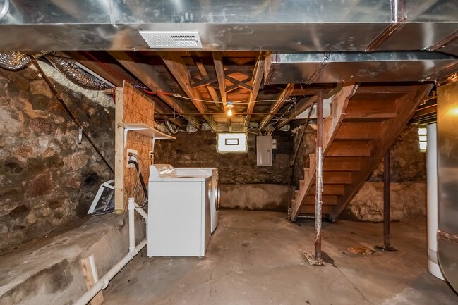 Building Photo - 422 Cadwell Ave NW