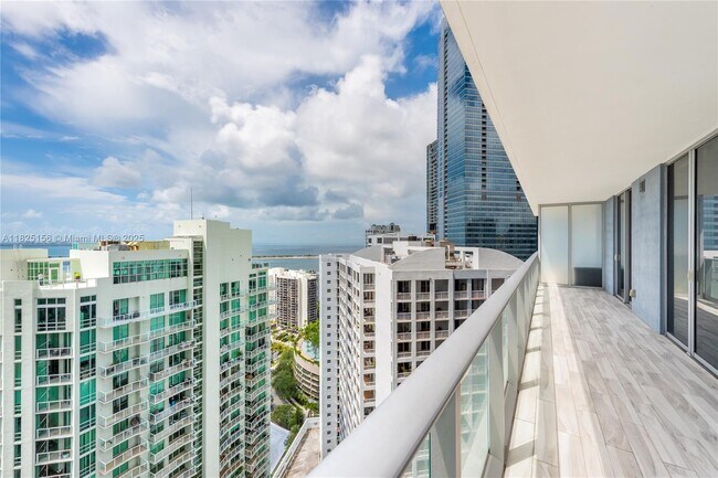 Building Photo - 1300 Brickell Bay Dr