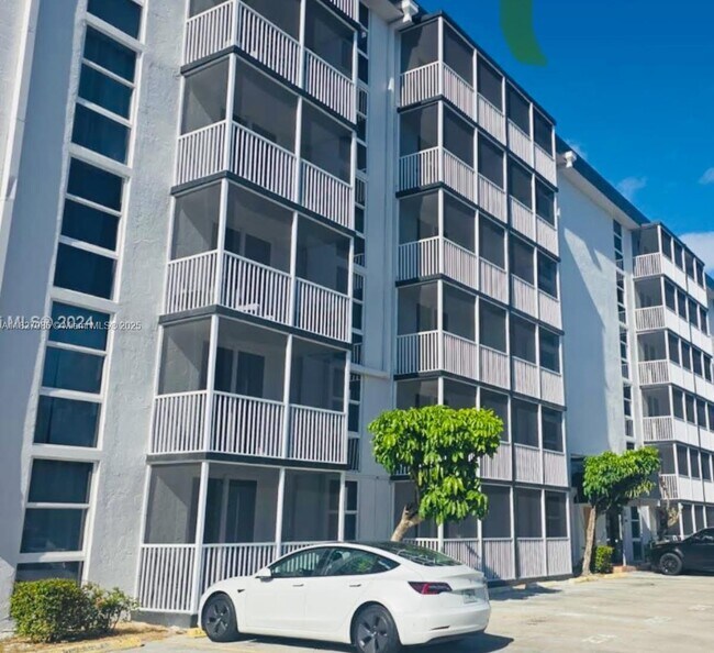 Building Photo - 16950 W Dixie Hwy