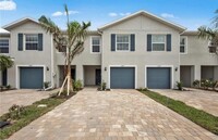 Building Photo - 3 Bedroom Townhome in North Naples communi...