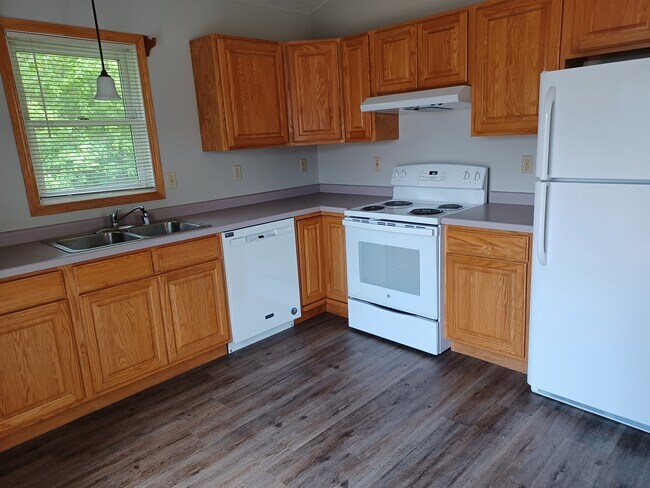 Building Photo - 130 Rhyme St