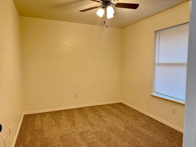 Building Photo - 1215 E Avenue H