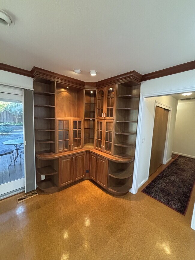 Building Photo - 485 Butterfield Pl