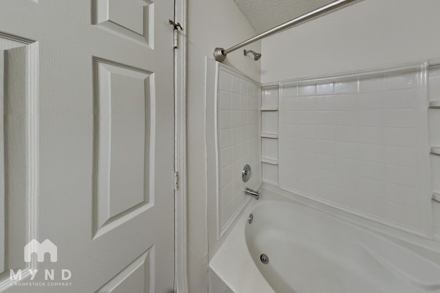 Building Photo - 6332 Hickory Ln Cir