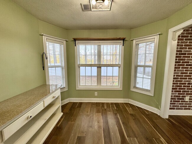 Building Photo - 932 Eaglet Cir