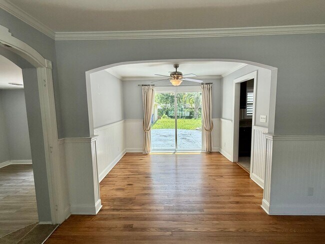 Building Photo - Spacious Updated Ranch in West Oak Forest