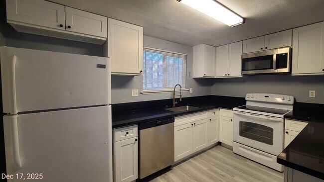 Building Photo - 2 Bedroom 2 Bathroom Downstairs condo