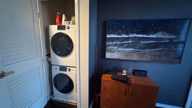 Building Photo - Urban Living with Iconic Views