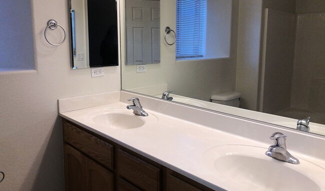 Building Photo - 3+2 Stylish and comfortable place to call home!