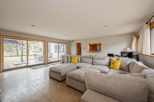 Family room - 316 Iroquois Ave