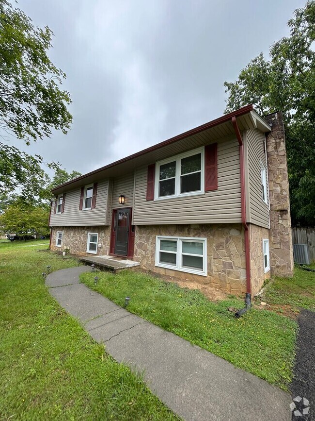 Building Photo - Fantastic Blacksburg Neighborhood