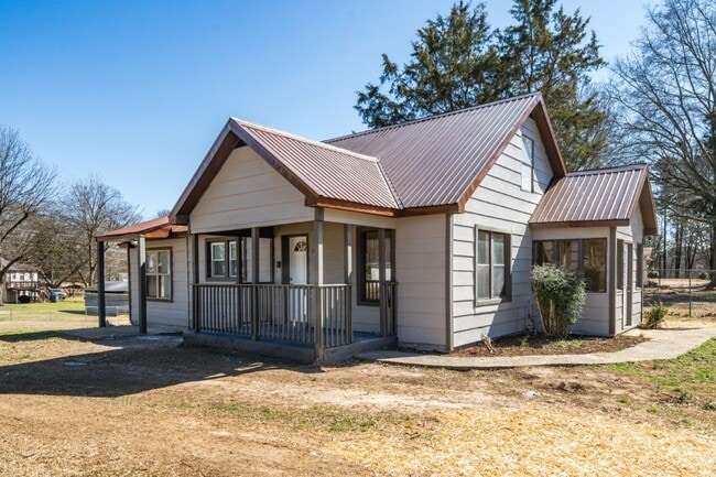 Building Photo - Freshly Updated & Full of Style – Don't Miss This Adamsville Gem!