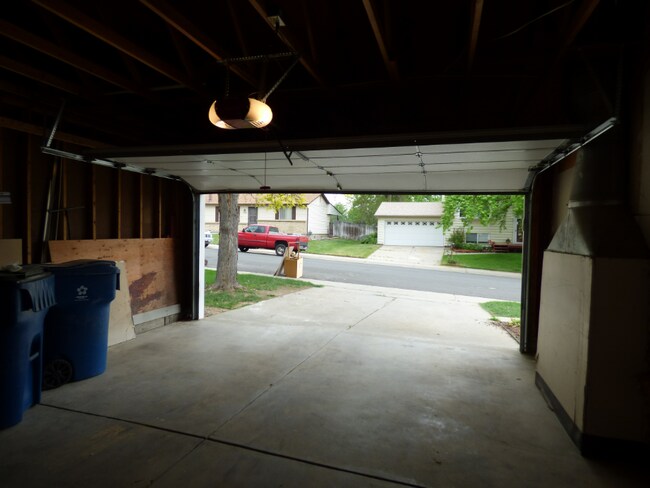 Building Photo - Spacious and Charming Lakewood Home with HUGE yard!