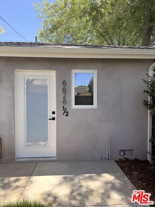 Building Photo - 6626 1/2 Woodlake Ave
