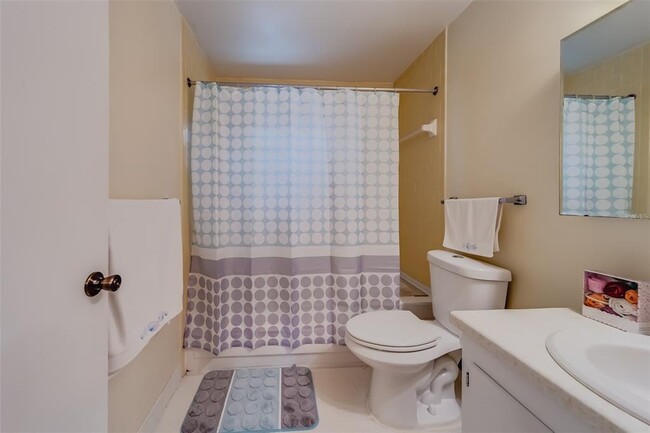 Building Photo - 1706 Belleair Forest Dr