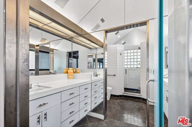 Building Photo - 11 Voyage St