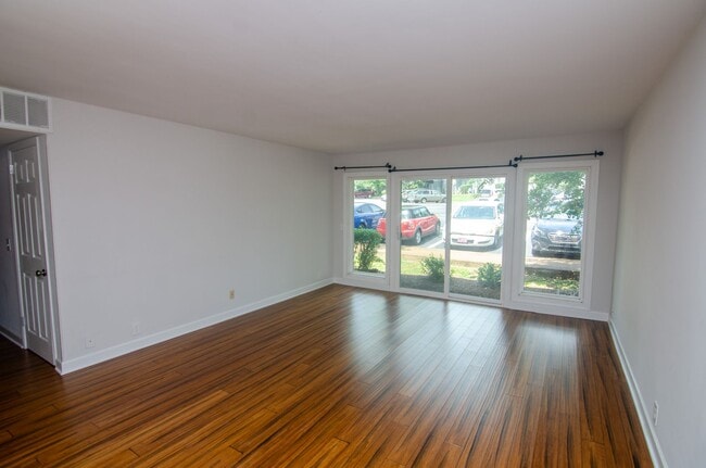 Building Photo - Beautifully Updated 2 Bedroom Condo in Belle Meade Highlands