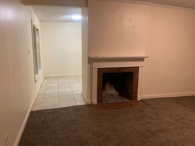 Building Photo - 2 bedroom house in Midtown accross the street from Denton Park!