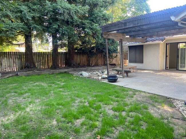 Building Photo - Willow Creek 3 Bdrm, 2 bath one story home