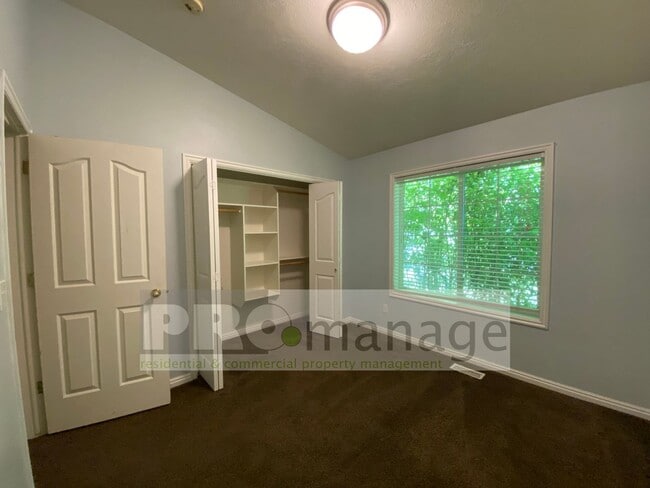 Building Photo - 5 bedroom / 3 bathroom Single Family Home