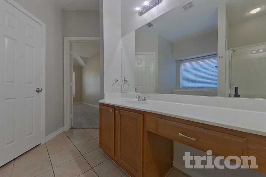 Building Photo - 5816 Greenmeadow Dr