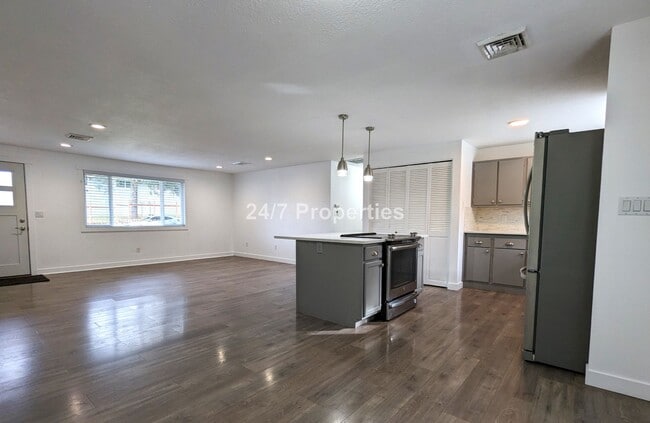 Building Photo - Charming 3 BD | 1 BA Home w/ Large Backyar...