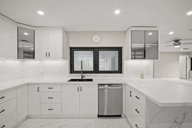 Building Photo - POOL HOME - 4 Bed / 3 Bath Annual Rental