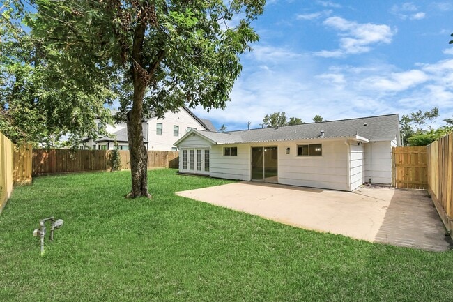 Building Photo - 8034 Ridgeview Dr